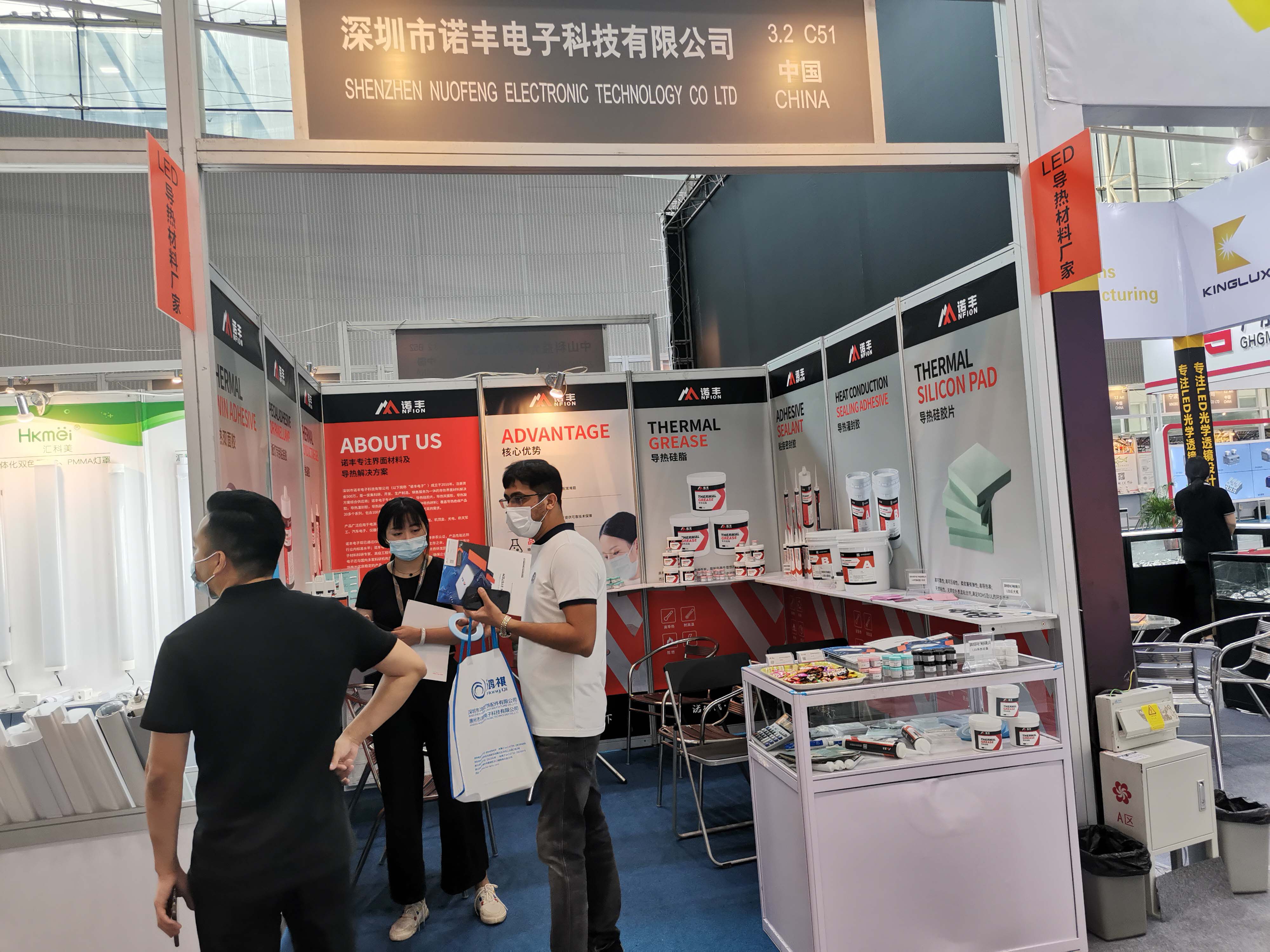 光亞展期間，老外向工作人員咨詢導(dǎo)熱雙面膠技術(shù)問題